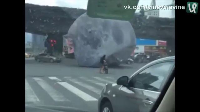 Ветром сдуло надувную луну с парка и она покатилась по городу смотреть онлайн