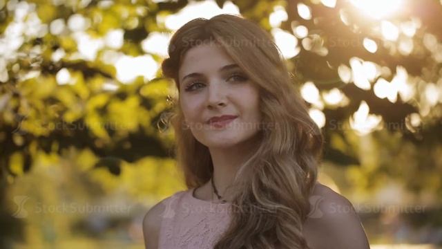 Delicious girl with freckles in a park at sunset смотреть онлайн