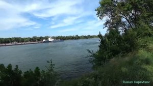 Танкер Волгонефть-159 и буксир Роман-2 с баржой Ника-1 в станице Романовская.