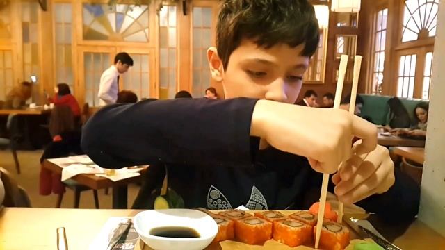 Едим суши.Один из лучших вечеров. смотреть онлайн