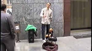 Уличный кукловод демонстрирует свой талант  туристам.