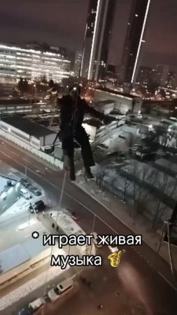 Работал альпинист. Вывешивал наружный блок на фасадной части здания.  Проводил пусконаладку. 

#hvac