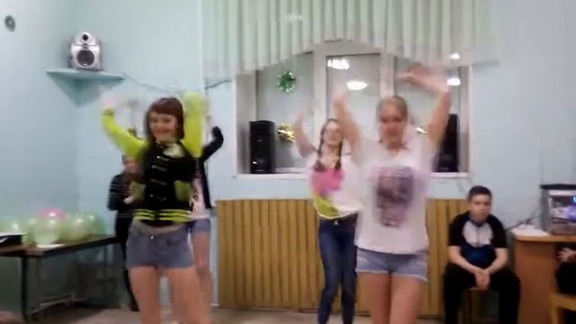 Танец Waka Waka