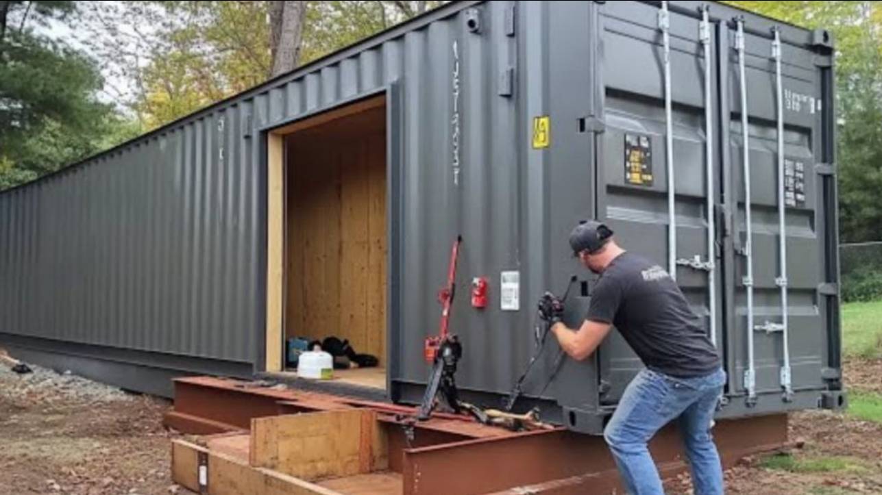 Человек Строит ПОТРЯСАЮЩУЮ Мастерскую из Контейнера смотреть онлайн
