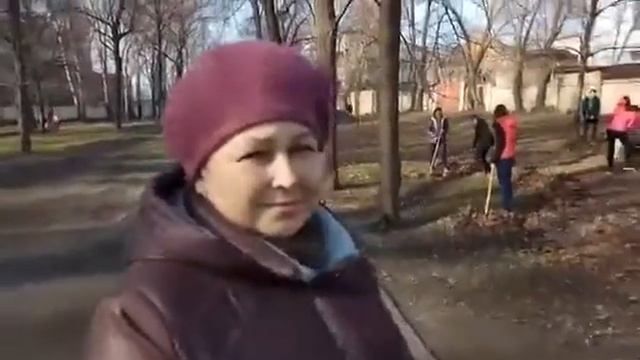 Помощь в уборке парка "Міський сад" учащимися 26 училища смотреть онлайн