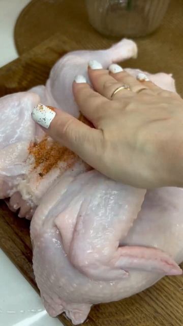 Сочная жареная курочка🔥 и да нам нравится когда шкурка сверх зажаренная, вы делайте как любите 🙌🏻 смотреть онлайн