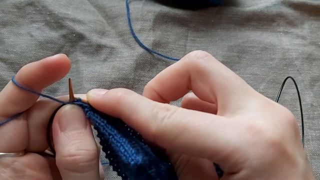 Платочная гладь по кругу без ступеньки (вязание сглаживающей изнаночной петли в конце ряда) смотреть онлайн