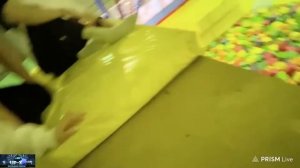 Строго ревнует Гаечку к брату на батутах