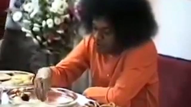 Satya Sai Baba Having Food & Photo shoot with Devotees Rare Videos -1 #SatyaSaiBaba смотреть онлайн