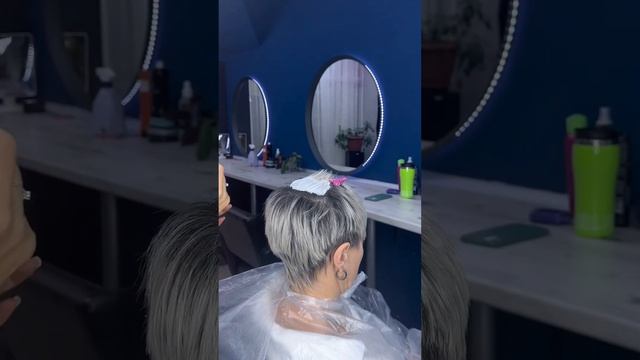 Нанесение обесцвечивающего порошка с корнем более 1,5 см на короткие волосы 1 часть смотреть онлайн