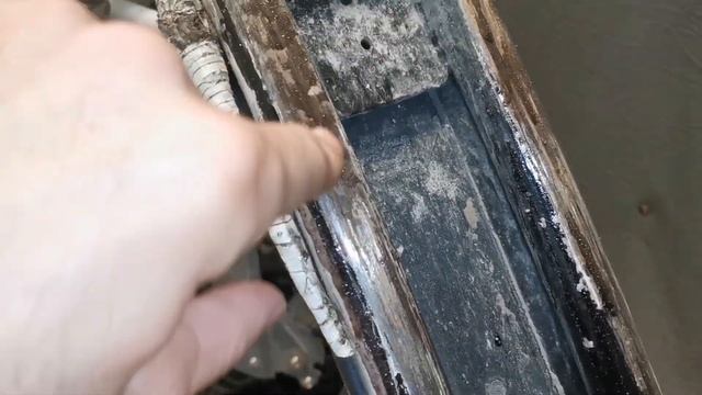 На мокрой поверхности плохо прокрашивается полимерная краска сделанная своими руками.