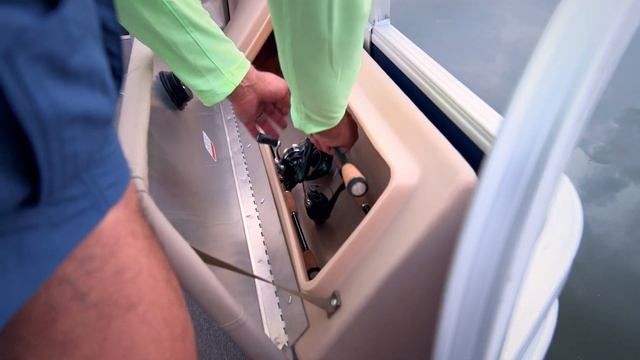 SUN TRACKER Boats: FISHIN' BARGE 22 DLX Fishing Pontoon