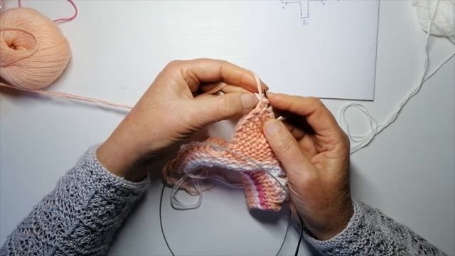 Пинетки с рюшами на спицах. Подробный урок для начинающих.