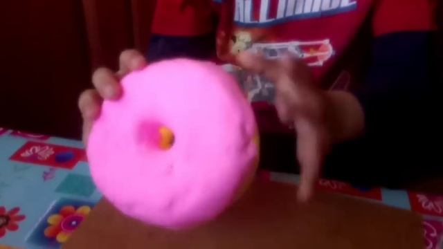 DIY Денис робить сквиши Squishy пончик. Антистрес своїми руками. Відео українською смотреть онлайн