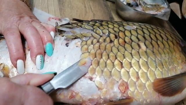 Как почистить карпа и не испачкать кухню! Чищу карпа, как картошку! #карп #чищукарпа #рыбалка