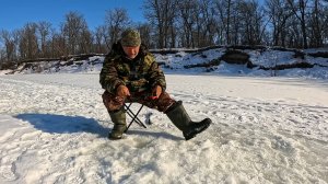 Рыбалка на речке в начале марта.