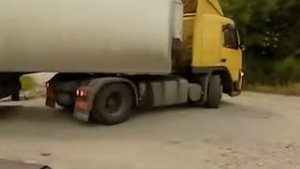 Фура разворачивается в Лорисе