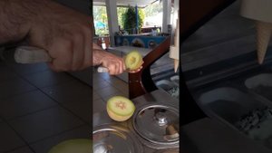 Мороженое из козьего молока.веселый продавец😆