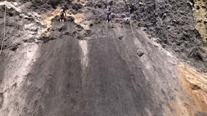 Строительство, шахтёры копают чёрный песок