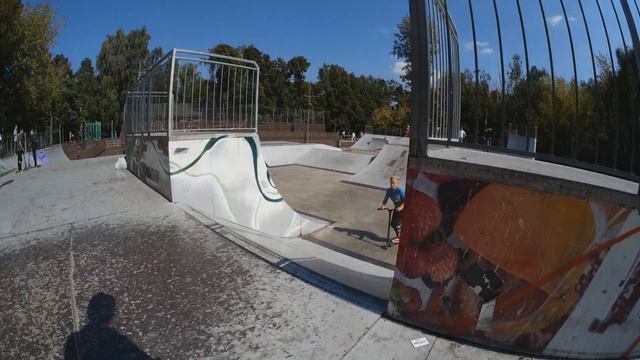 трюки на самокате, Андрей @a.kogotkov_ в скейтпарке Кузьминки смотреть онлайн