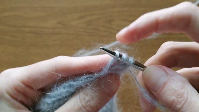 Набор петель по кромочным в ритме 2 петли на 3 ряда и 4 петли на 5 рядов смотреть онлайн