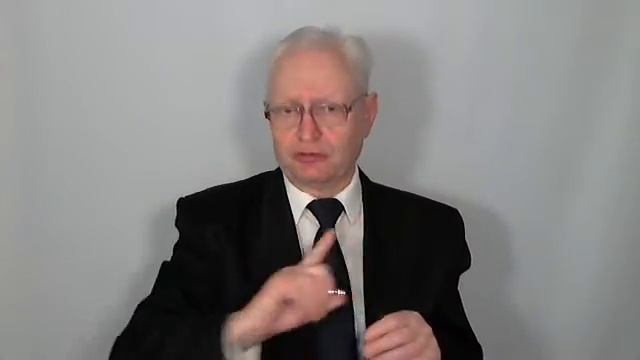 Старуха с работой в руках смотреть онлайн