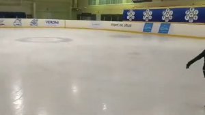 Андрей сдаёт зачёт по фигурному катанию.