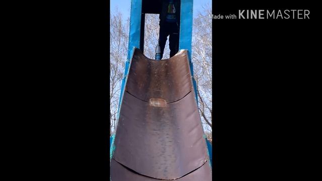 Кидает бутылку из горки! смотреть онлайн