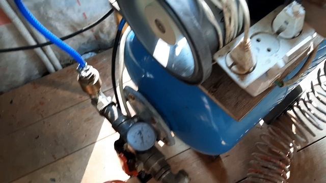 Старое видео про компрессор. Вариант из компрессора от холодильника и гидробака насосной станции. смотреть онлайн