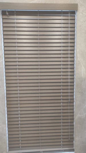 Деревянные горизонтальные жалюзи в свой дом вместо межкомнатной двери. Декор дверного проема.