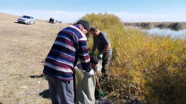 Уборка мусора в прибрежной зоне р. Нура и Интумакского водохранилища,осень 2021💪 смотреть онлайн