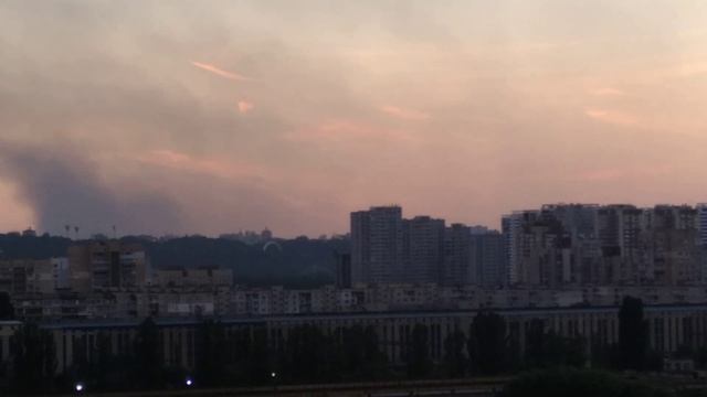 Горит склад секонда на Петропавловской Борщаговке. Вид с левого берега смотреть онлайн