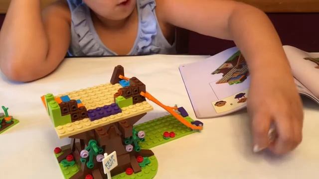 Adelynn builds and plays with LEGO Friends Mia’s Treehouse set 41335 смотреть онлайн