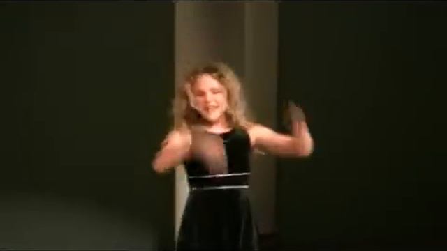 Iris synger "I Morgen" fra NørregadeTeatrets version af musicalen "Annie". смотреть онлайн