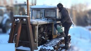 В мороз -31 мужик заводит замерзший трактор Т-74