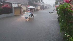 ОЧЕНЬ СИЛЬНЫЙ ДОЖДЬ‼️ МОЛНИИ НЕ ПРЕКРАЩАЮТСЯ, И ДЕРЕВНЯ ЗАТОПЛЕНА. ИНДОНЕЗИЯ, ЯВА