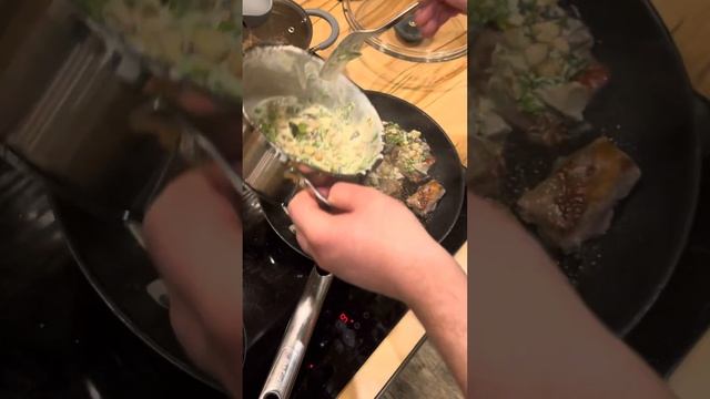 Каре ягнёнка с грибами и с сливочным соусе