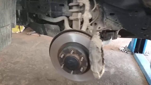 Проточка тормозных дисков без снятия автомобиля. Toyota Land Cruiser Prado. Расточка дисков. смотреть онлайн