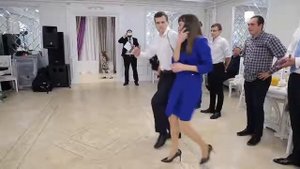 Танец батл парней против девушек