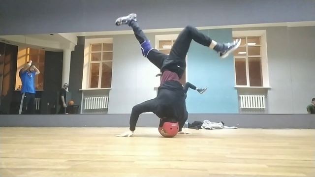 Practicing my power move. Part 2 смотреть онлайн