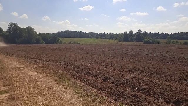 На поле трактор  Кировец...