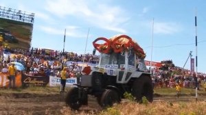 Женщина на тракторе дала жару на "Бизон-Трек-Шоу"