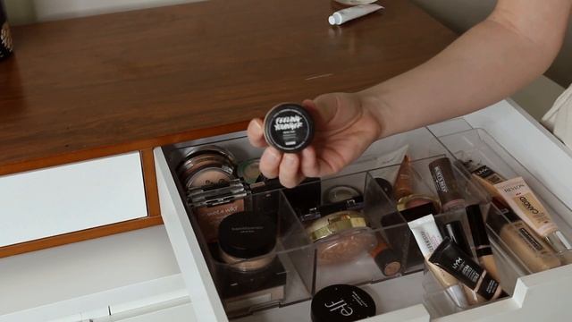 RELATABLE MAKEUP COLLECTION || FOR THE EVERY DAY MAKEUP LOOK || VLOGMAS DAY 17 смотреть онлайн