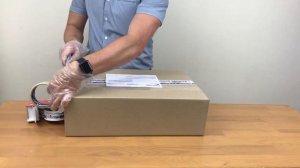 Упаковка заказа в коробку перед отправкой покупателям