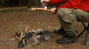 Одиночный кемпинг в дождливую ночь на равнине