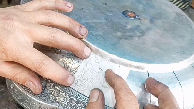 Metal engraving： Beautiful engraving with pen and metal hammer