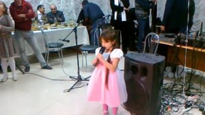 Маленькая девочка поёт очень красиво Чеченская песня