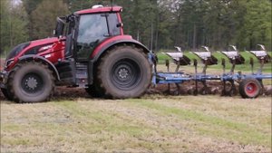 Valtra T 215 beim pflügen.