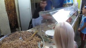 Крым. Феадосия, Танцующий шаурмист. Сеанс одновременного приготовления 13 порций шаурмы. Феодосия