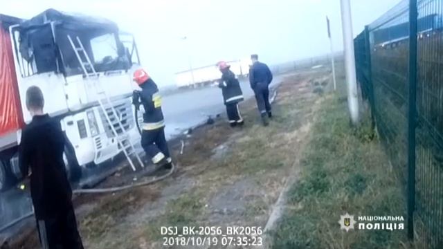 НА АЗС горіла вантажівка, а водії спали у стані сп’яніння смотреть онлайн